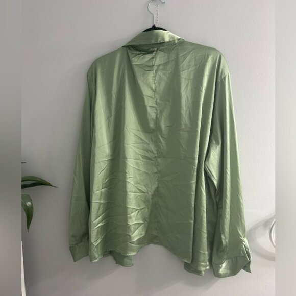 Green SHEIN curve button up - Picture 2 of 4